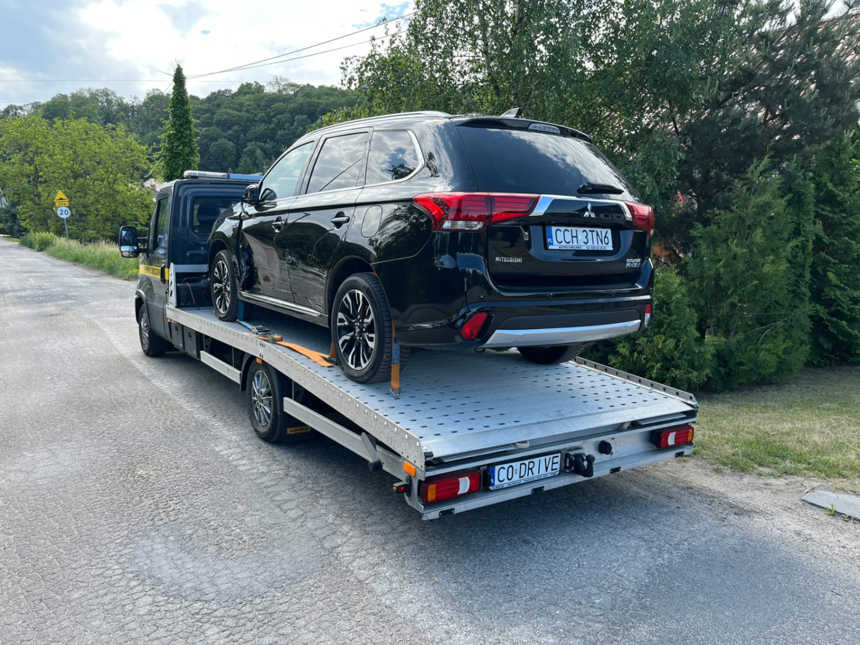 Bezpieczny transport dużych aut typu SUV oraz dostawczych.